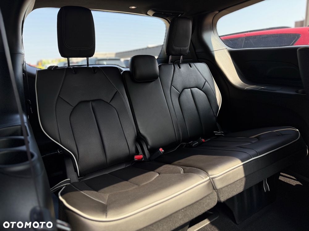 Chrysler Pacifica - 31