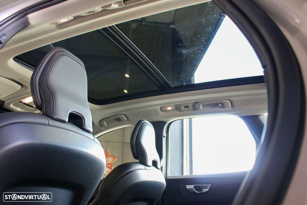 Volvo XC 60 2.0 T6 PHEV Plus Dark AWD — fotografia 9