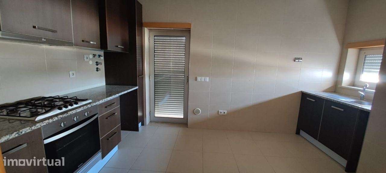 Apartamento T2 com parqueamento e vista de mar.  A 3 minutos da pra... - Grande imagem: 3/23