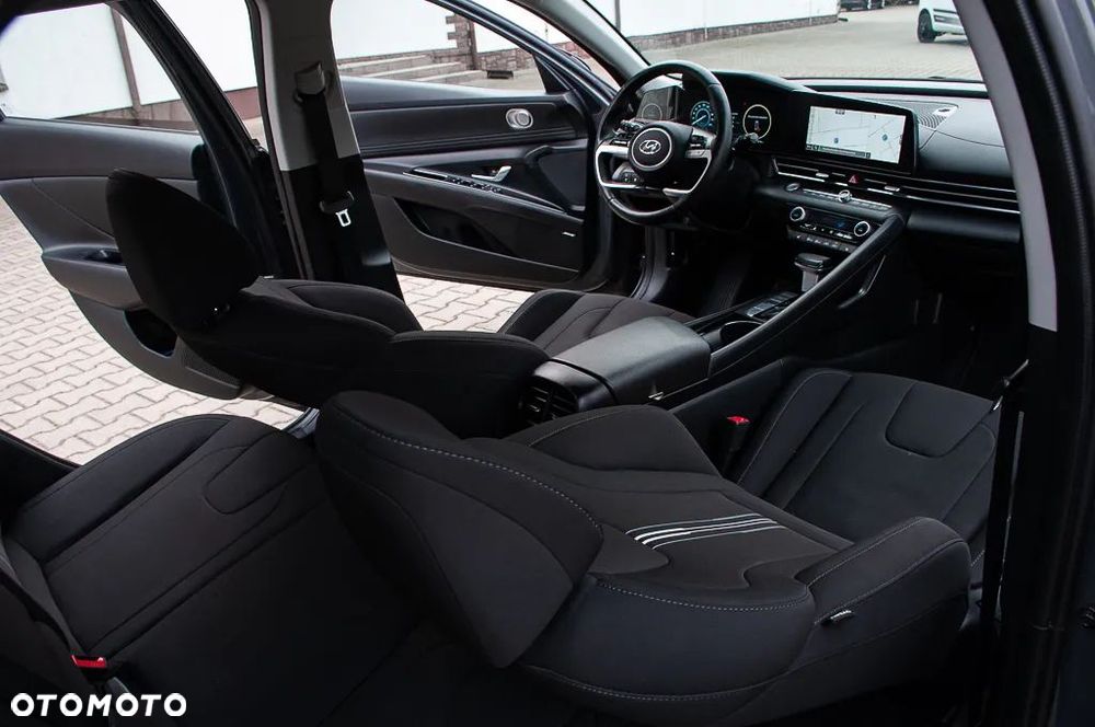 Hyundai Elantra 1.6 Executive CVT - 17
