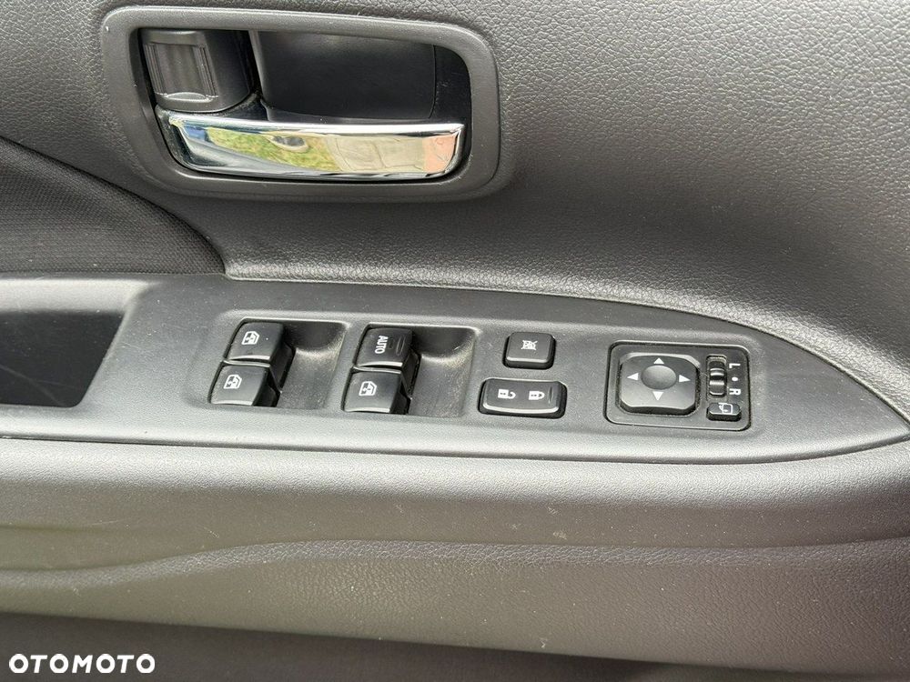 Mitsubishi Outlander - 23