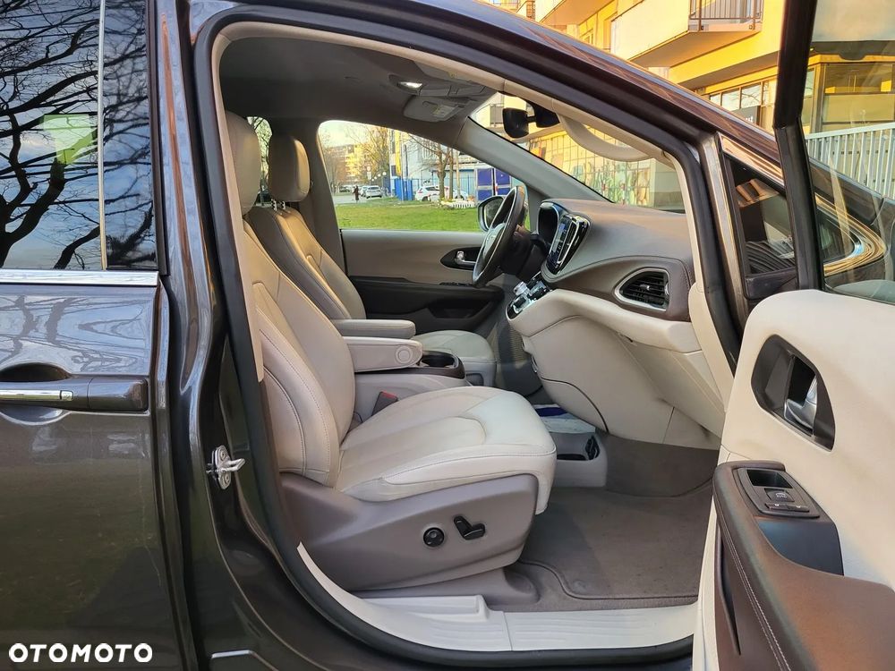 Chrysler Pacifica - 35