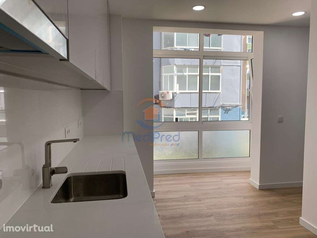 Apartamento T3 Totalmente REMODELADO com ARRECADAÇÃO | Reboleira, A... - Grande imagem: 3/49