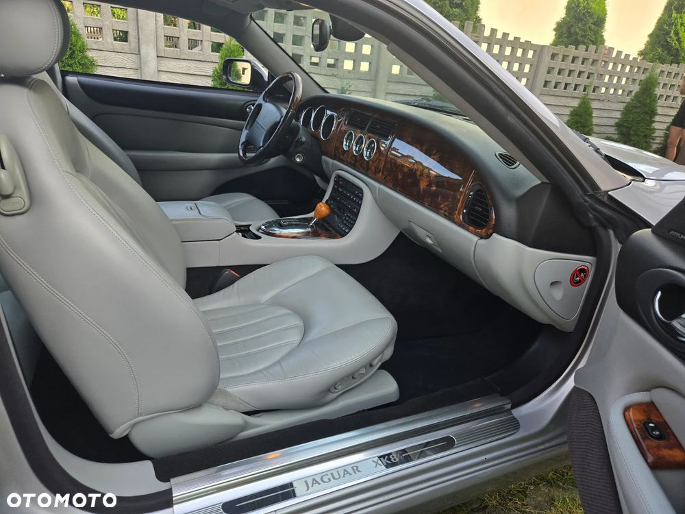 Jaguar XK8 Coupe - 11