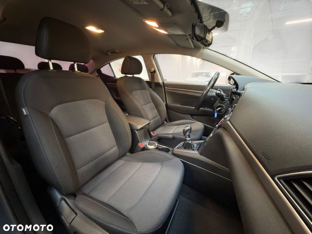 Hyundai Elantra 1.6 Classic Plus - 22