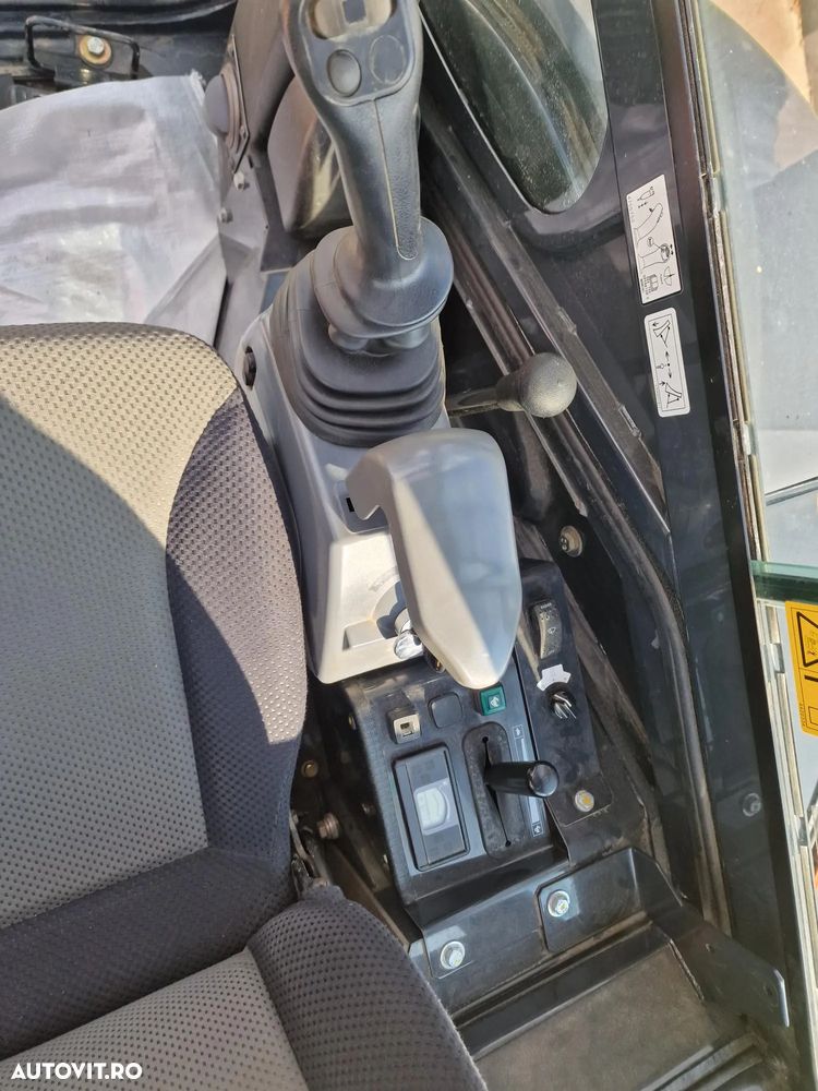 Hitachi 2,7t, CUPLA RAPIDA cu INCLINARE CUPE, 2021, 627h, cupe 400mm, 600mm, taluz NOI, senile 80% bune, inst picon, latime 1,5m, Ad sapare 3m, ridica 1,5t, motor 21CP, Produs in JAPONIA, posiblitate leasing 4 ani, CA NOU-PROMOTIE 32.900 EUR+Tva - 24