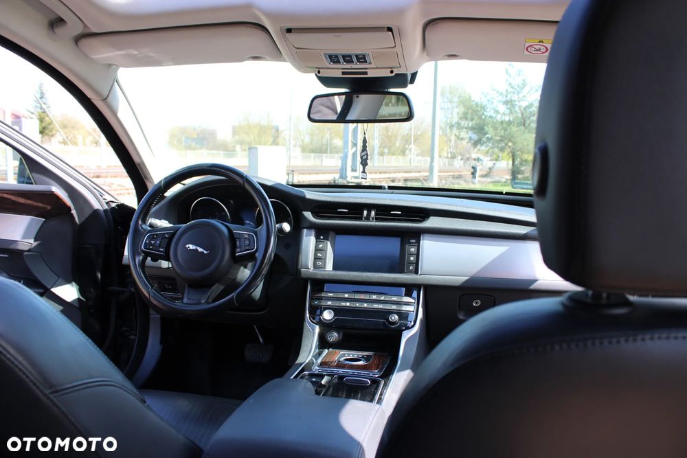 Jaguar XF 20d Prestige - 27