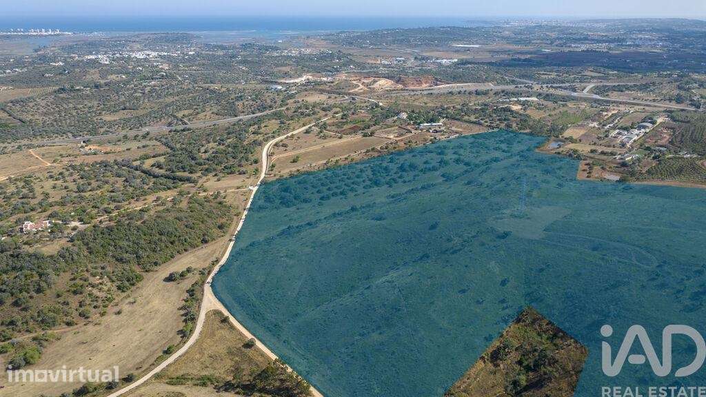 Terreno T4 em Mexilhoeira Grande de 236,00 m2