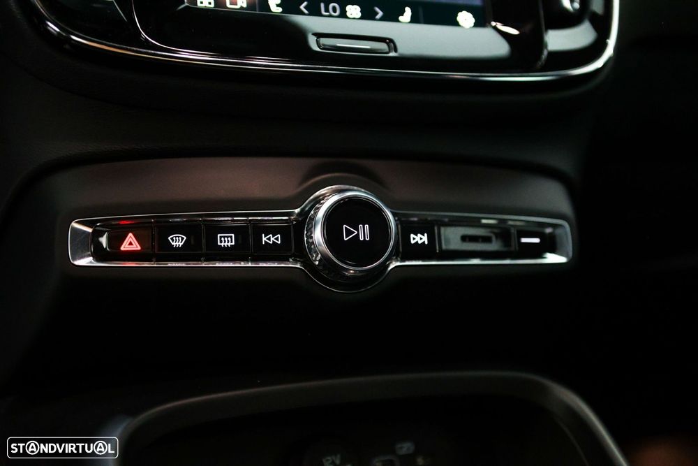 Volvo XC 40 2.0 B3 Plus Dark - 27