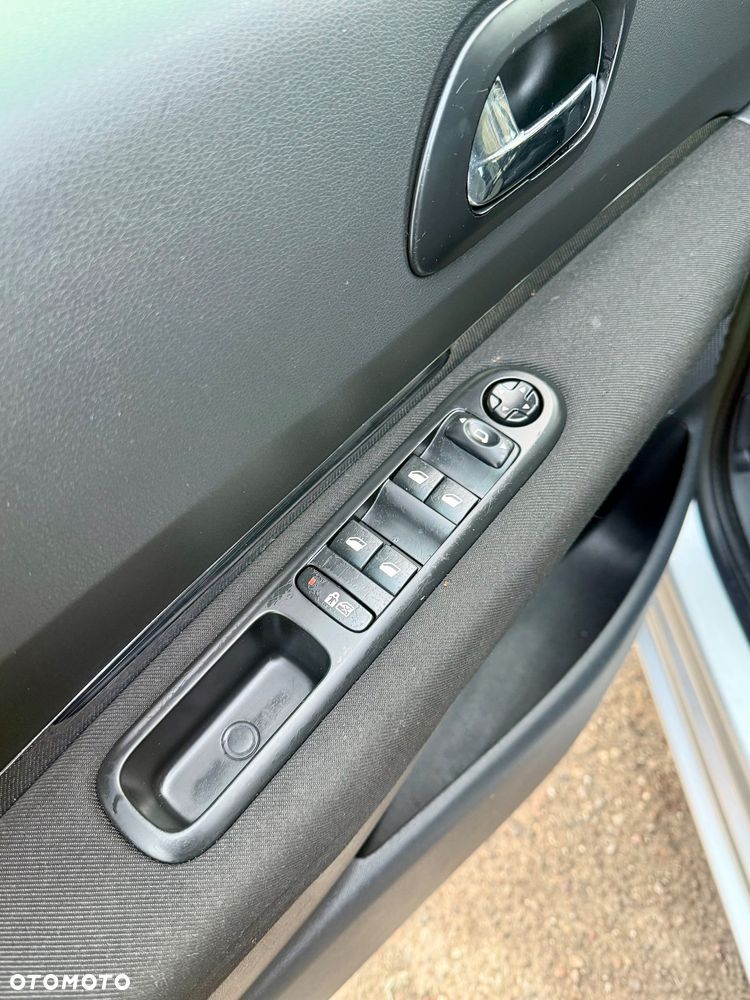 Peugeot 5008 1.6 HDi Family 7os - 28