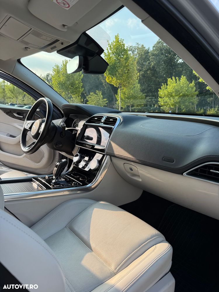 Jaguar XE D180 RWD R-Dynamic HSE - 11