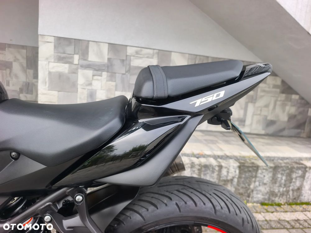 Suzuki GSR - 28