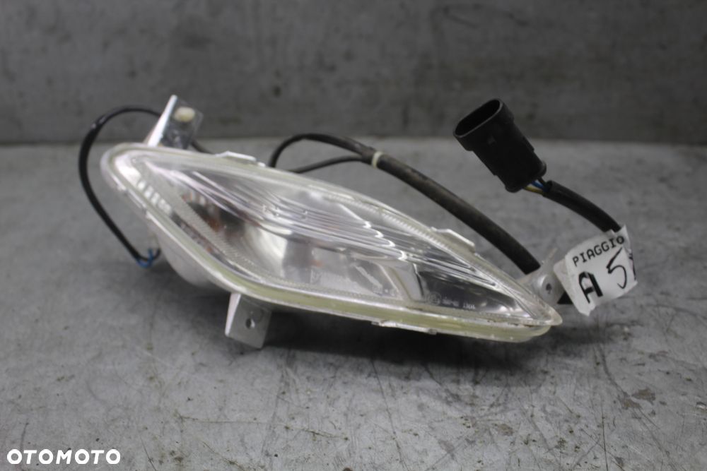 Piaggio Fly 125 12-19 r Kierunkowskaz kierunek przód przedni - 1