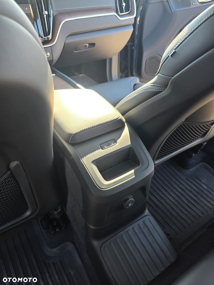 Volvo XC 60 T8 AWD Recharge Ultimate Dark - 11