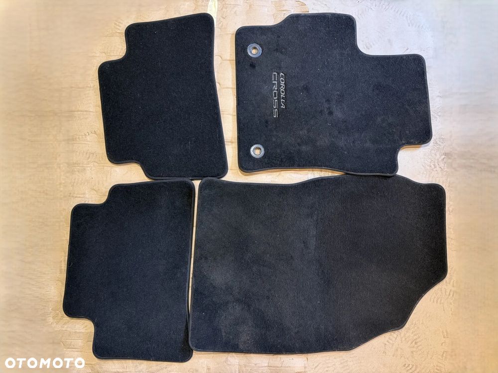 Dywaniki welurowe PW210-16001 komplet Toyota Corolla Cross OE - 2