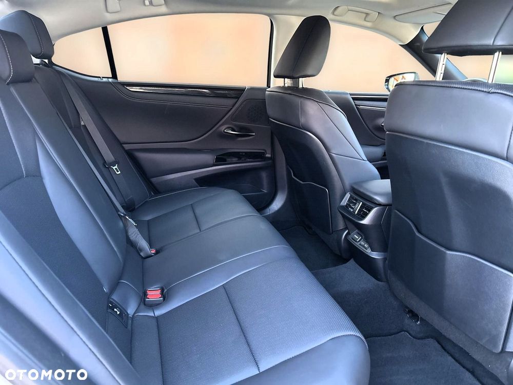 Lexus ES 300h Business Edition - 16