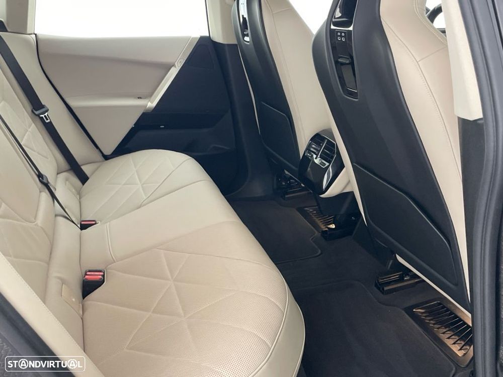 BMW iX xDrive 40 Pack Desportivo - 23