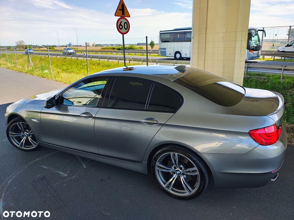 BMW Seria 5 550i Sport-Aut - 4