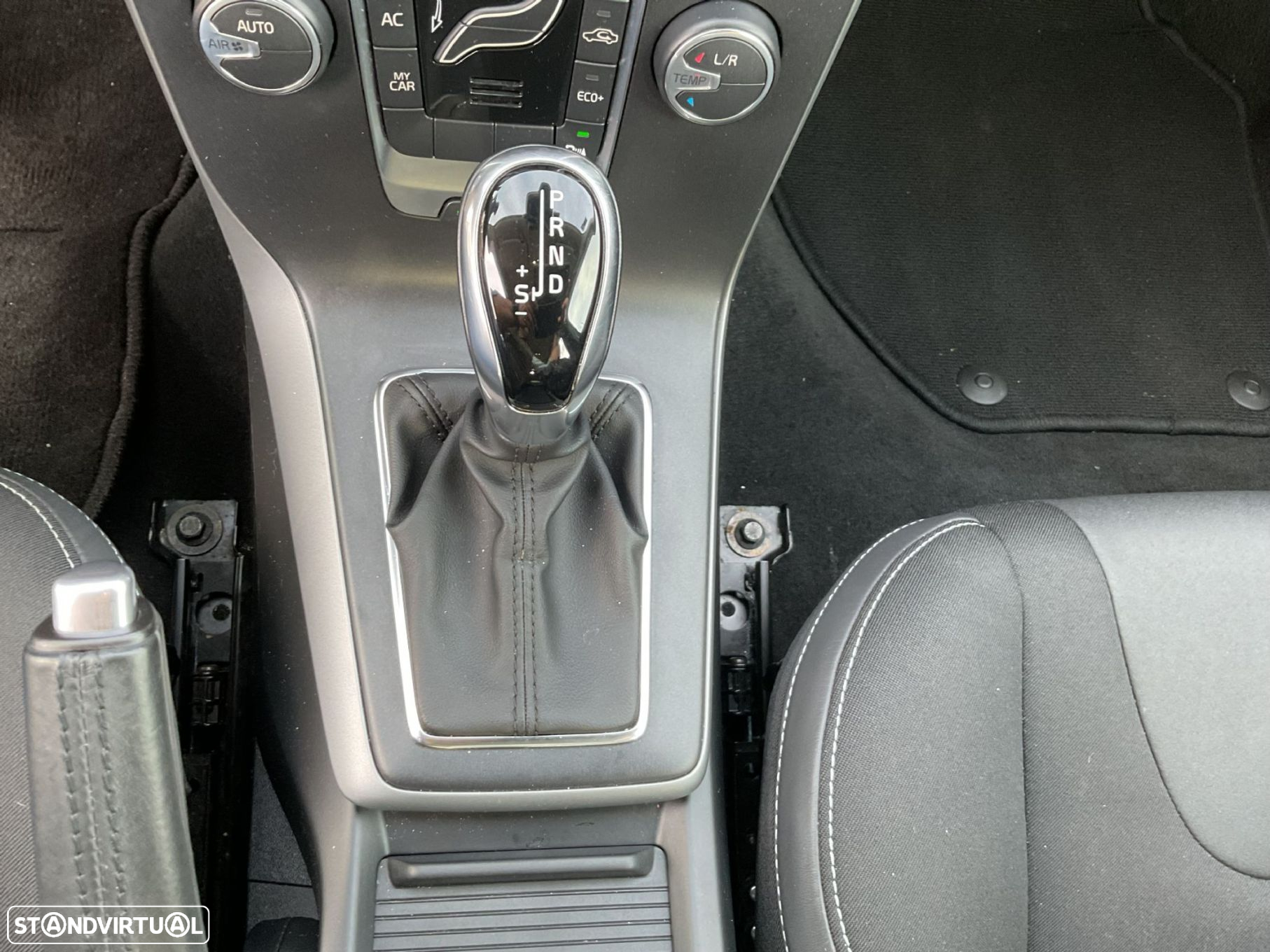 Volvo V40 2.0 D2 Momentum Geartronic - 33
