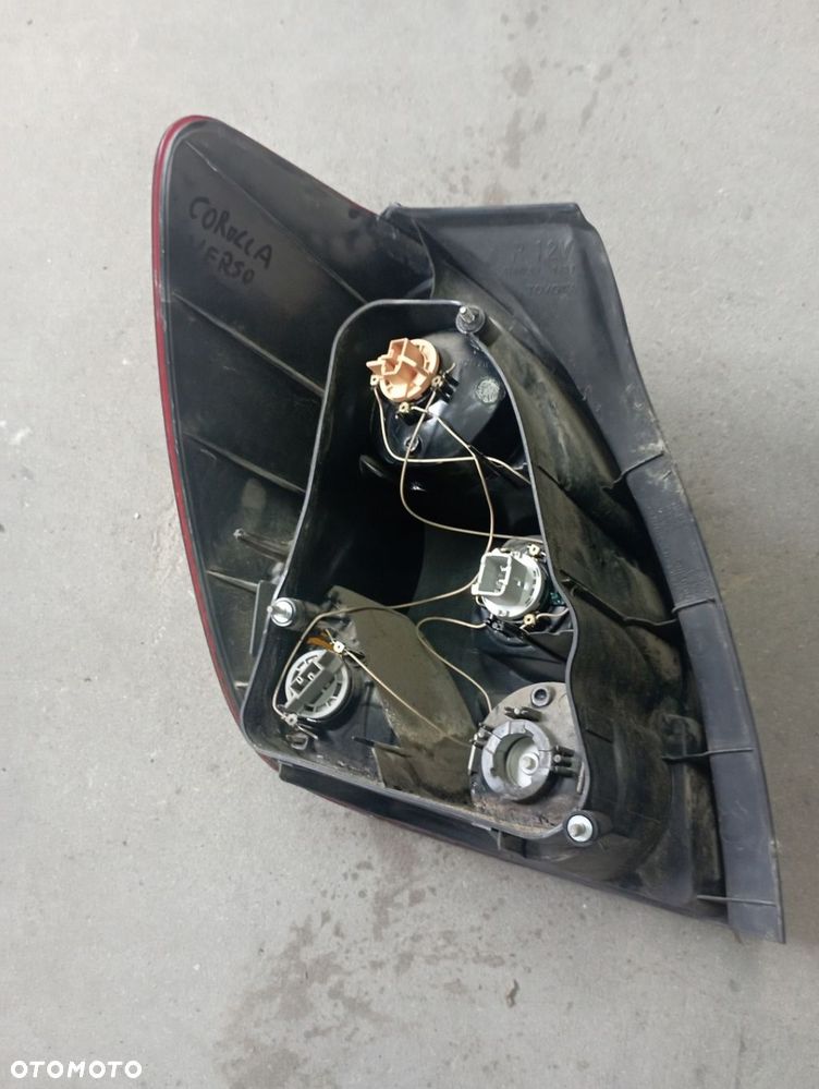 TOYOTA COROLLA VERSO I LAMPA PRAWA TYŁ TYLNA - 2