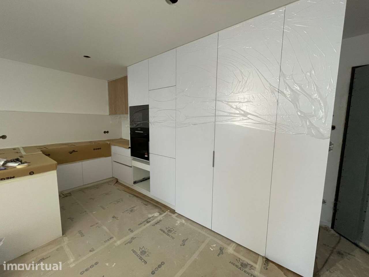 Apartamento NOVO com 2 lugares de garagem e terraço - Grande imagem: 3/49