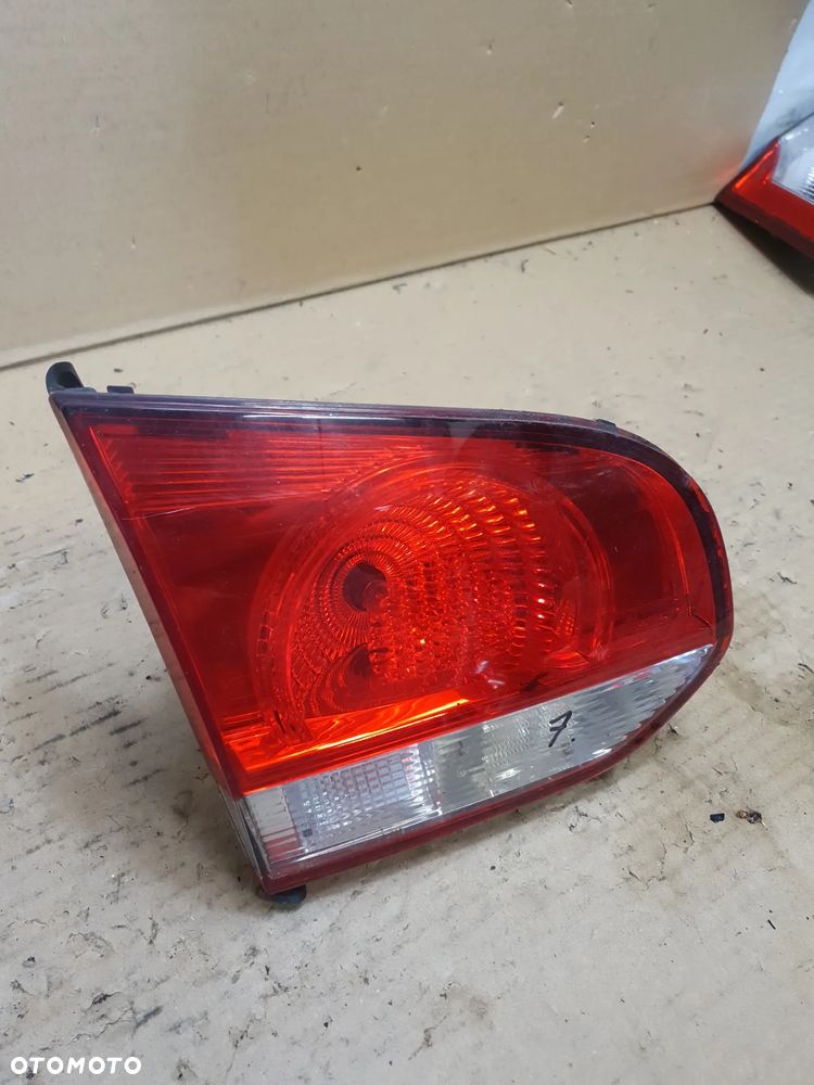 LAMPA LEWA W KLAPE VOLKSWAGEN GOLF VI 6 - 3
