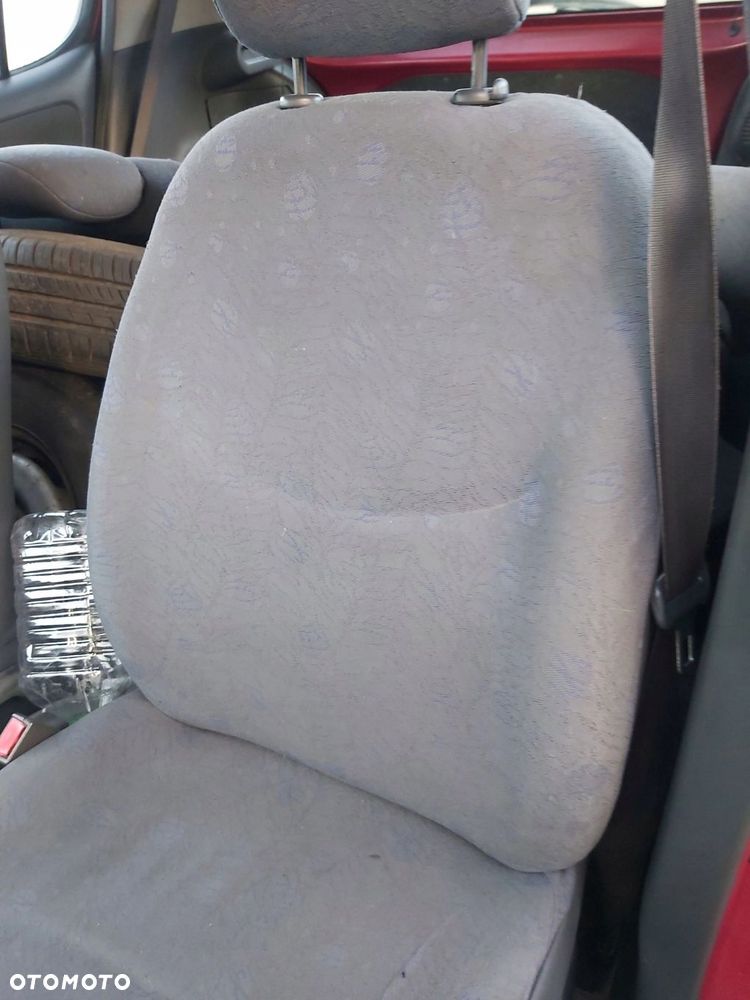 Toyota Yaris I 99 - 05 fotel lewy przód przedni - 2