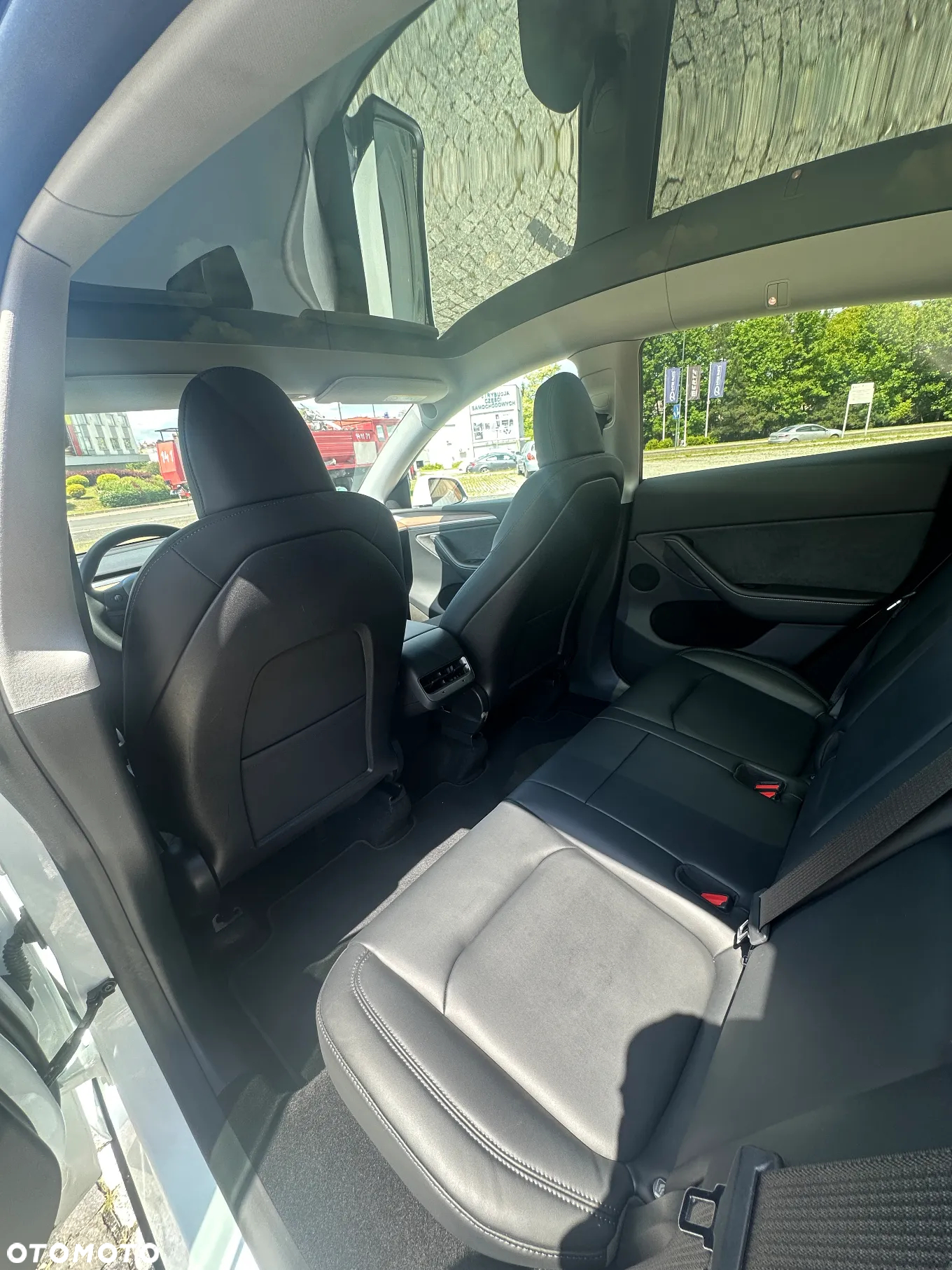 Tesla Y Long Range AWD - 14