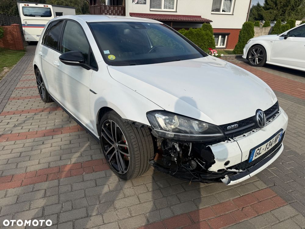 Volkswagen Golf - 6