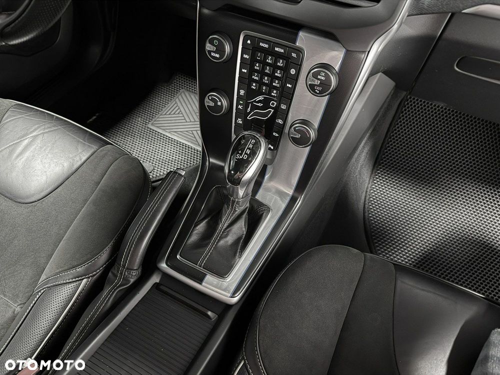 Volvo V40 D3 Drive-E SCR R-Design Momentum - 17