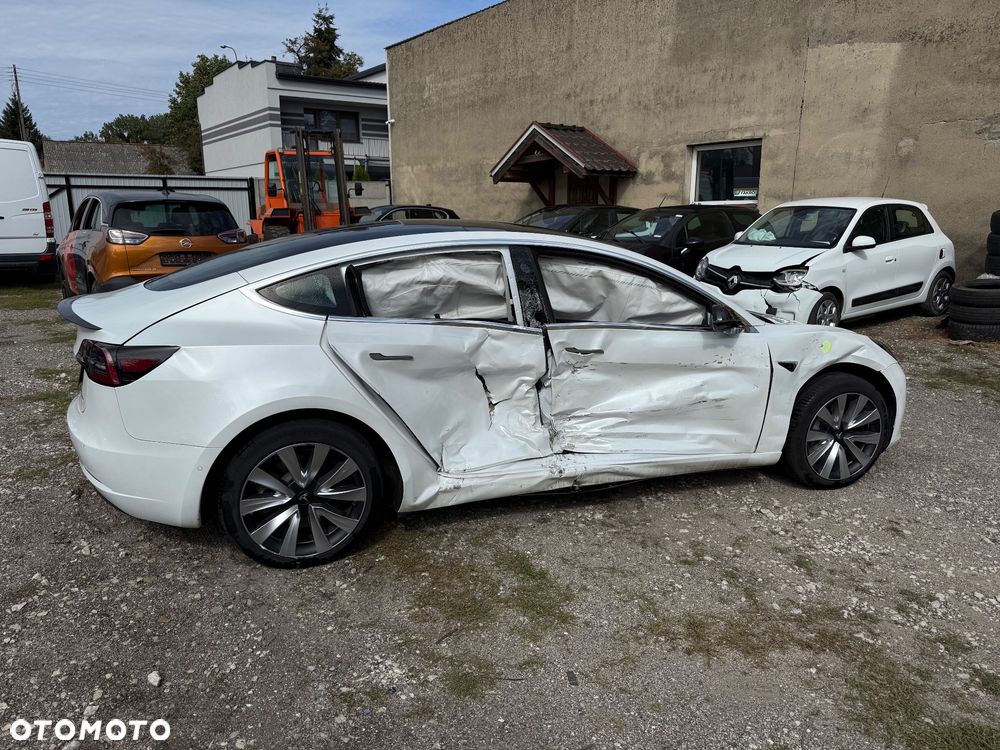 Tesla Model 3 - 8