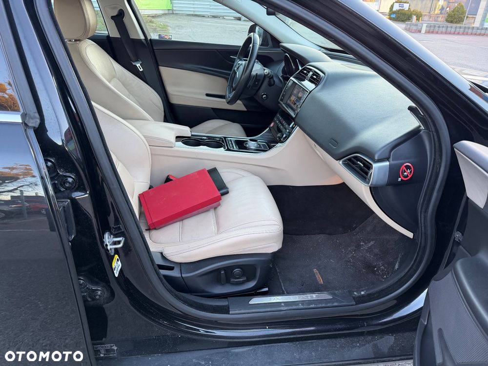 Jaguar XE 2.0 D Prestige - 12