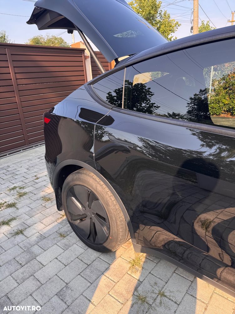 Tesla Model Y Long Range AWD Premium - 6