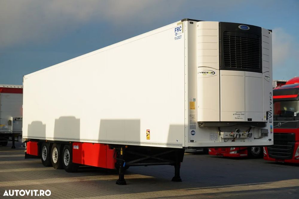 Schmitz Cargobull REFRIGERAT / TRANSPORT VECTOR 1550 / AXĂ RIDICATĂ / RECIPIENT DUBLU / COȘURI PENTRU PALEȚI - 8