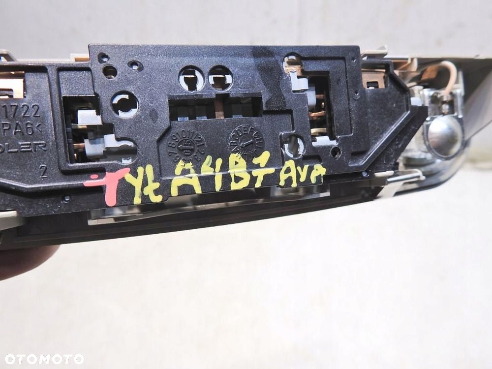 LAMPKA OŚWIETLENIE WNĘTRZA TYŁ AUDI A4 B7 AVANT 8E0947111 - 2