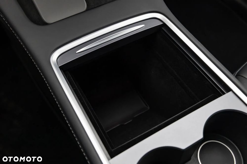 Tesla Y Performance AWD - 27