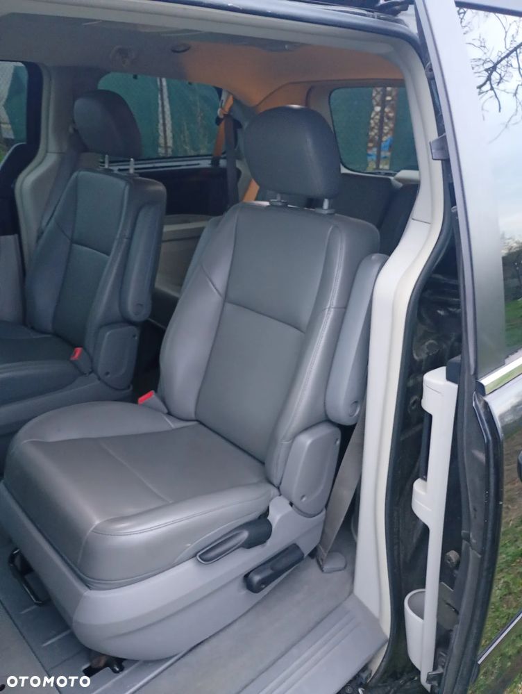 Volkswagen Routan - 10