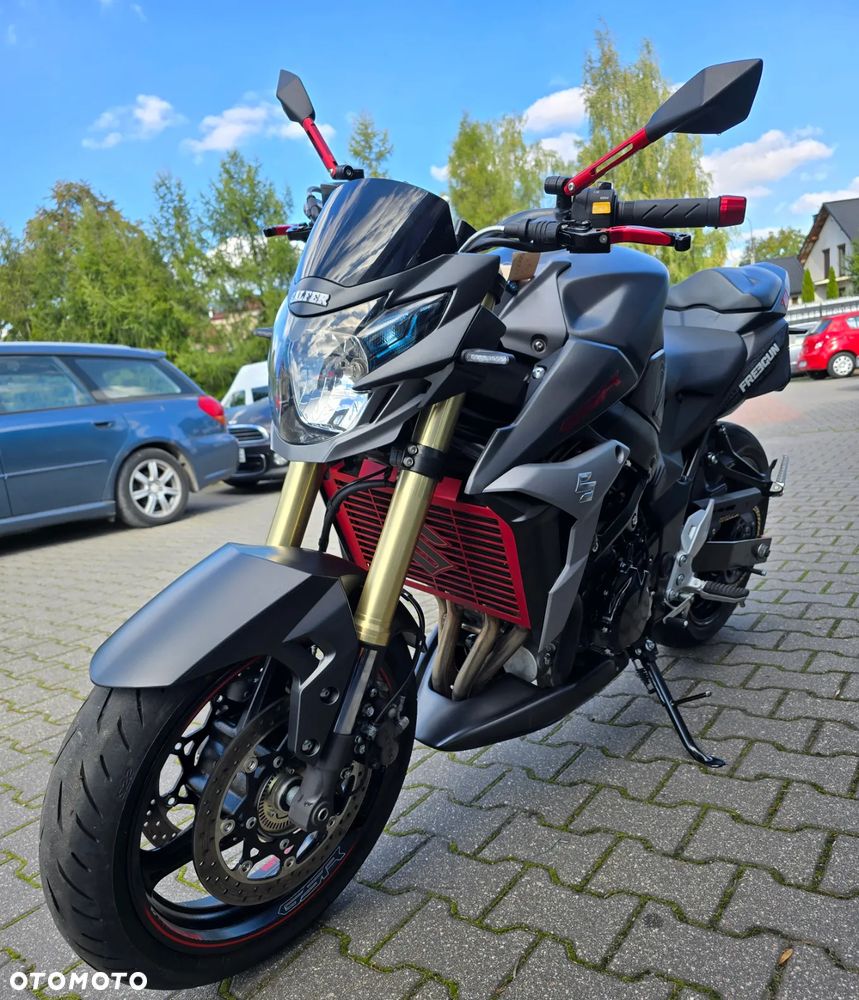 Suzuki GSR - 19
