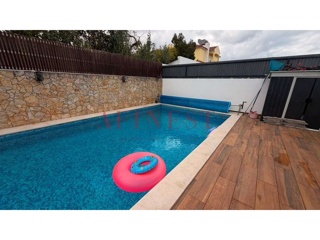 MORADIA T4 COM PISCINA AQUECIDA EM FERNÃO FERRO | 394 m² + LOTE 525... - Grande imagem: 3/5