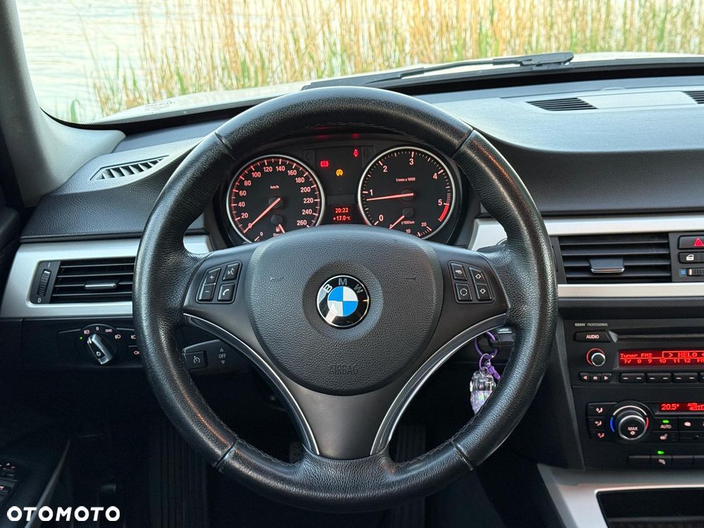 BMW Seria 3 ver-320d-dpf - 26