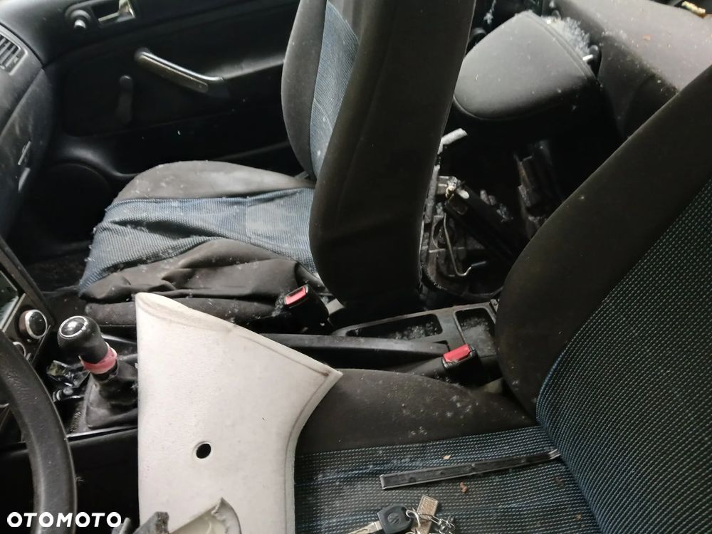 volkswagen bora LB7Z fotel fotele kanapa deska kokpit podsufitka boczek boczki klamka podłokietnik - 5