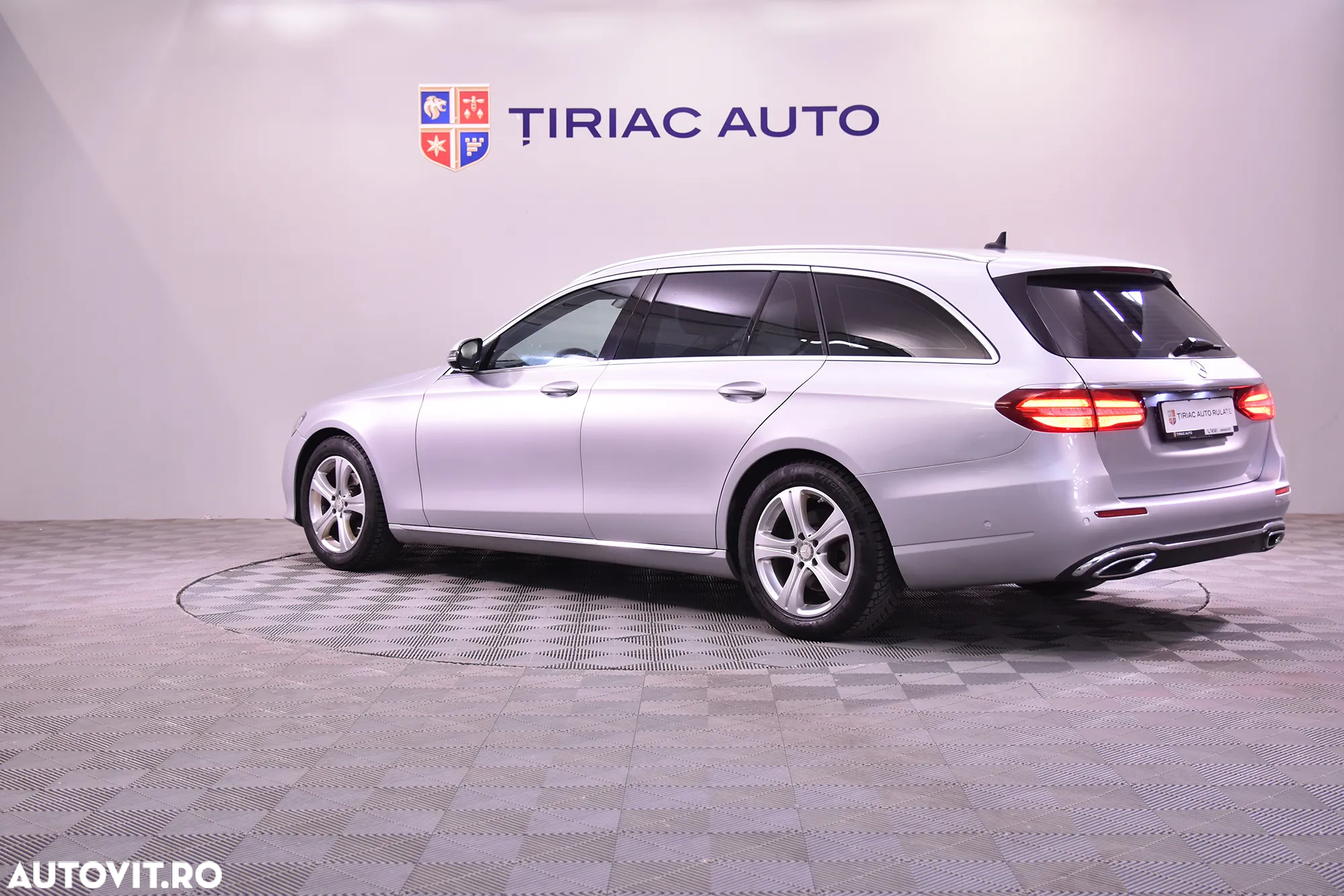 Mercedes-Benz E 220 d 4Matic T 9G-TRONIC - 3