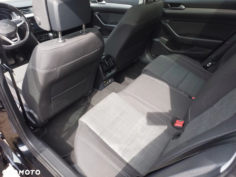 Volkswagen Passat Variant 2.0 TDI SCR DSG 4Motion Business - 13