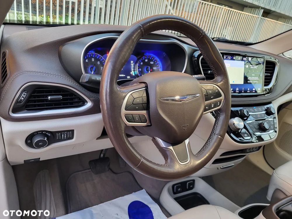 Chrysler Pacifica - 8