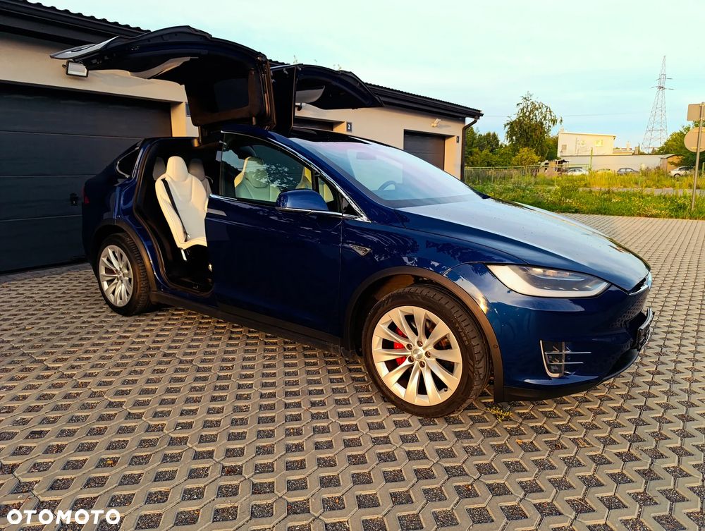Tesla Model X - 32