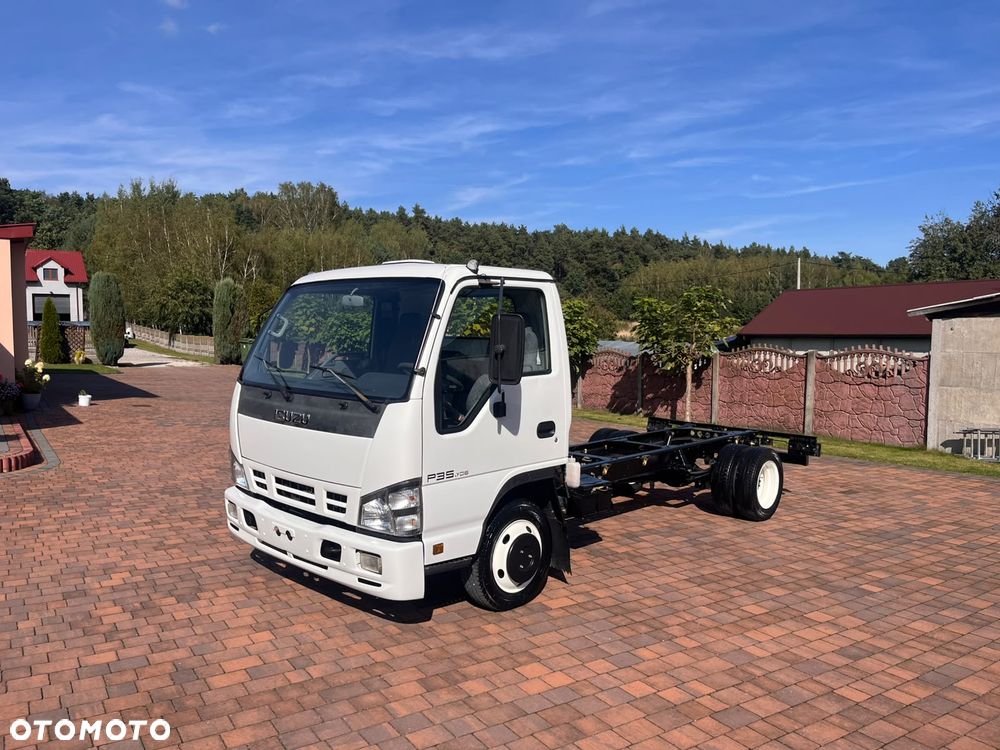 Isuzu NPR - 1