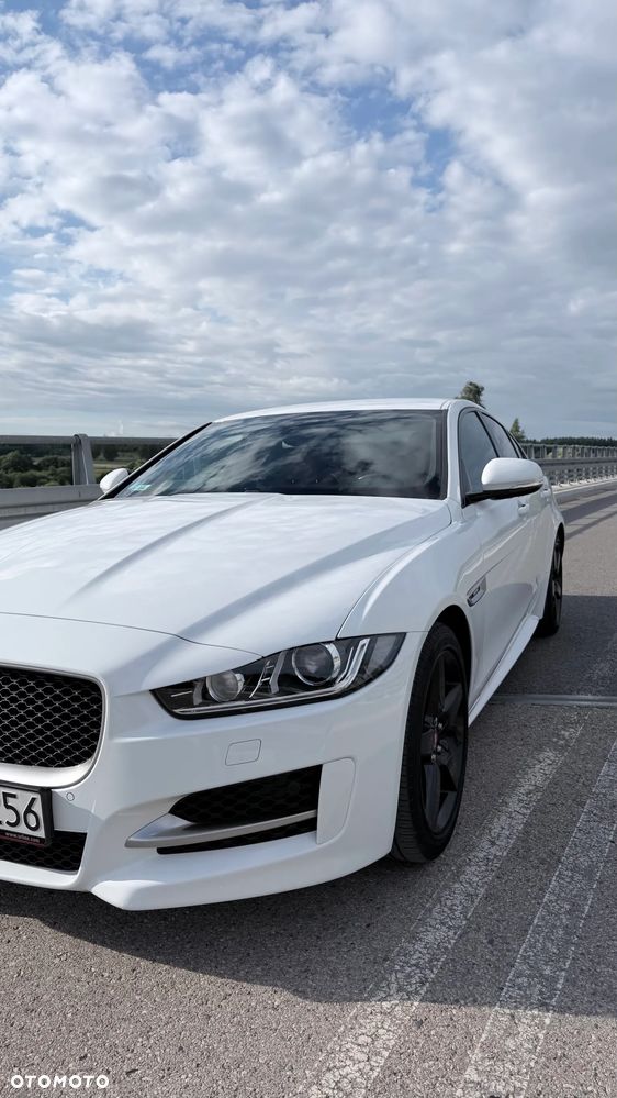 Jaguar XE 2.0 T R-Sport - 5