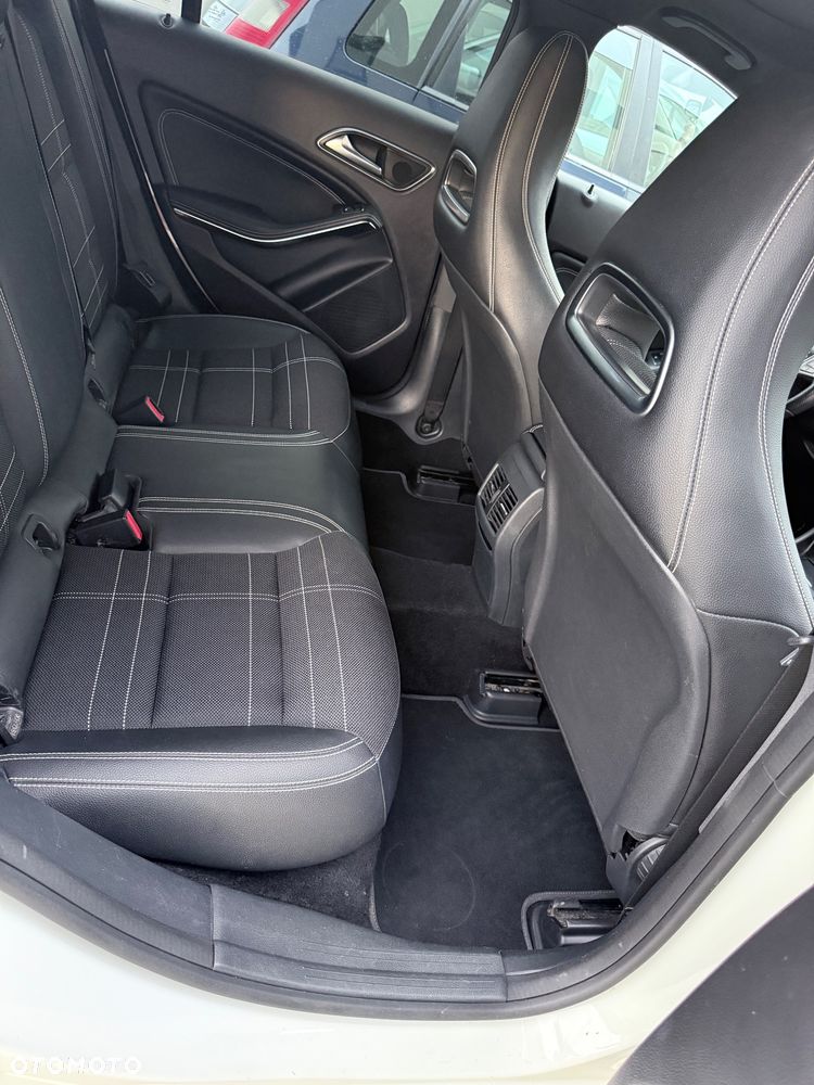 Mercedes-Benz CLA 200 7G-DCT - 19