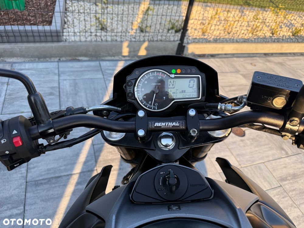 Suzuki GSR - 17