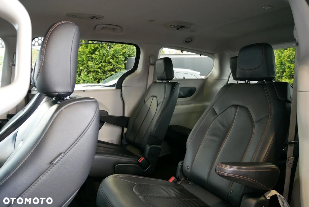 Chrysler Pacifica - 12